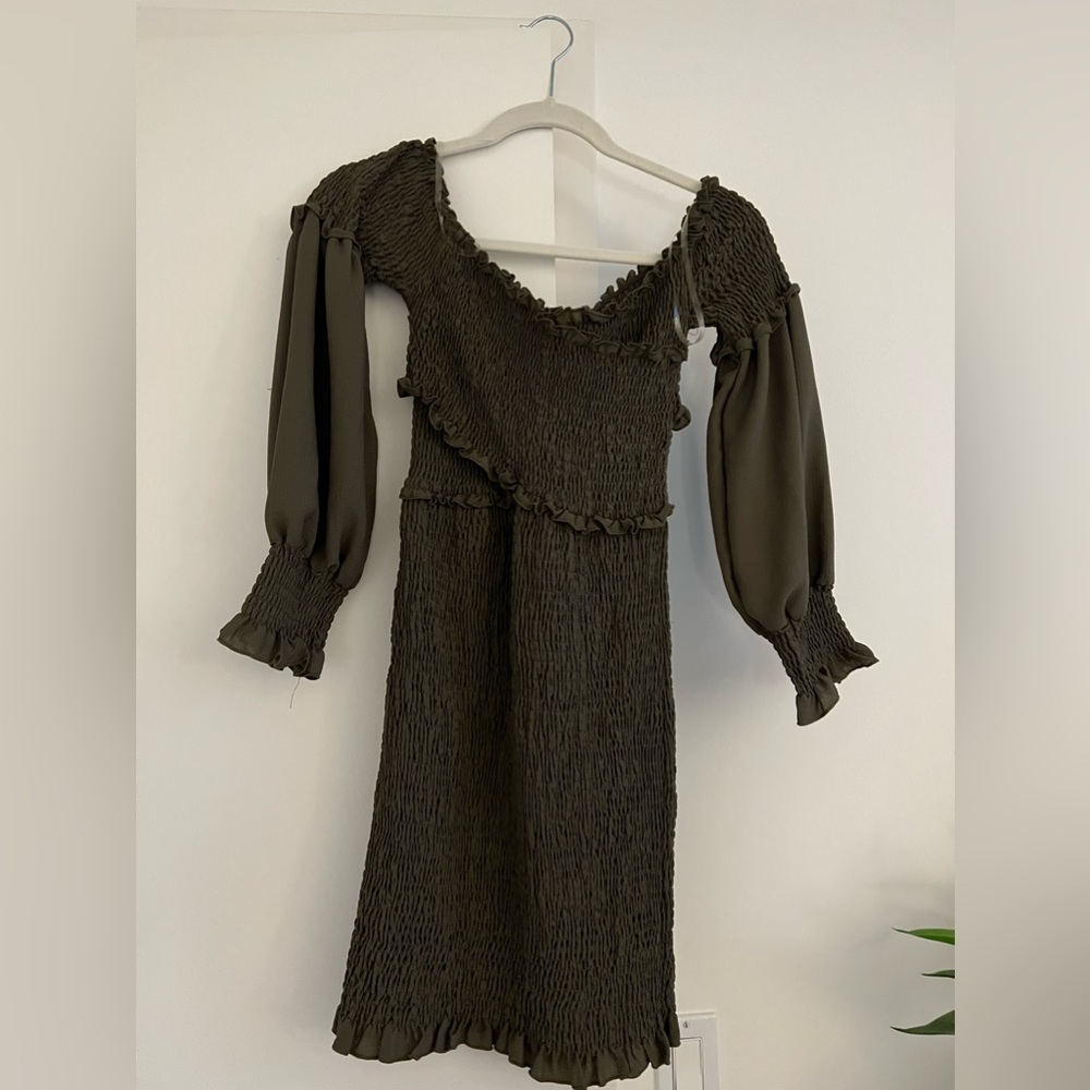 Green dress! Stretchy and flattering material